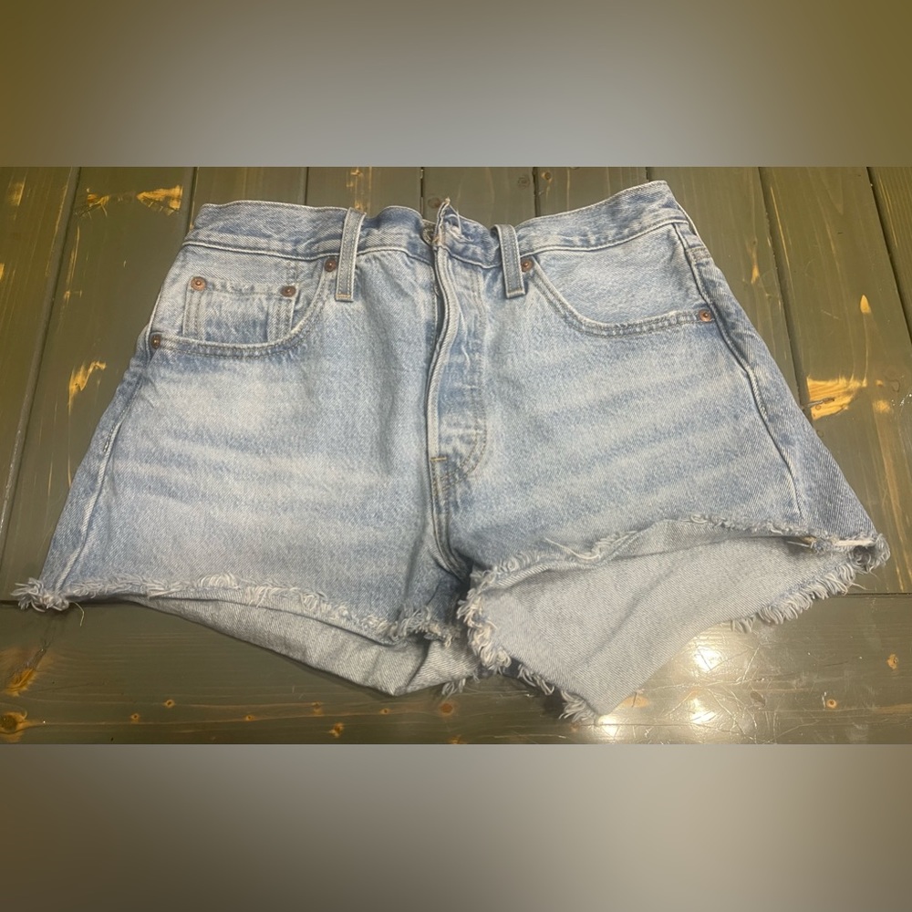 Levi’s Light Wash Shorts Size 28